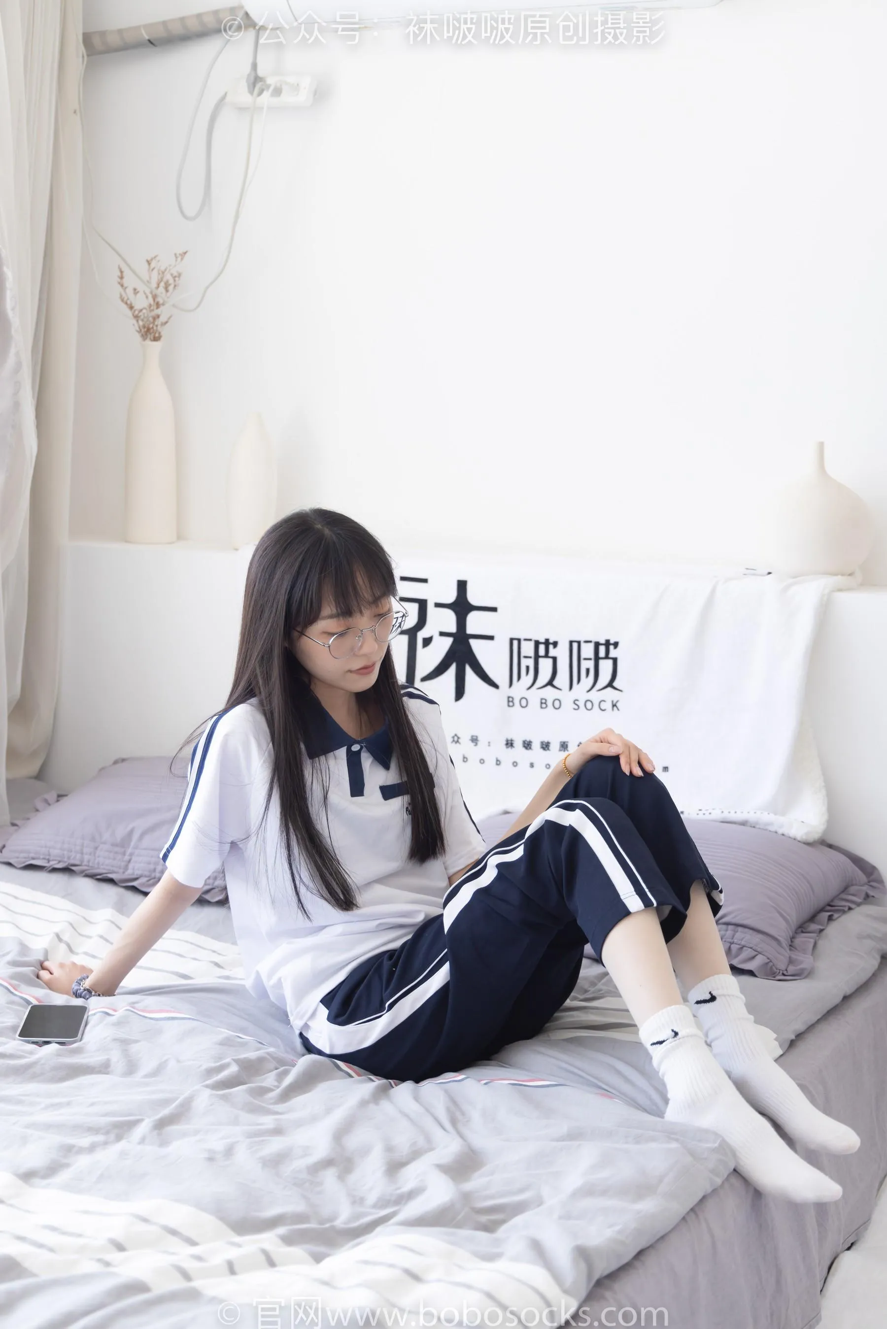 [BoBoSocks袜啵啵]NO.207 稚予-aj板鞋、白棉袜、油亮白丝、校服裤里丝 [87P]插图1